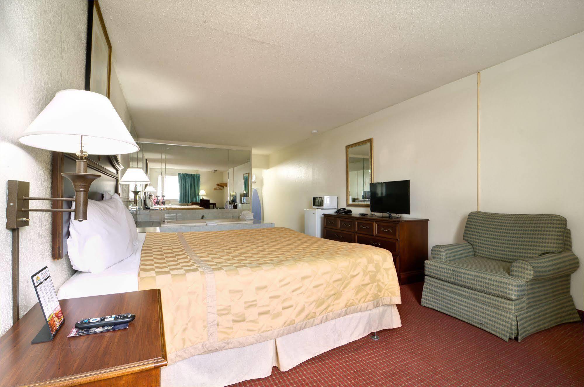 Key West Inn - Newport News Exterior photo